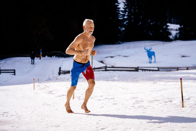 Český otužilec překonal světový rekord slavného Wima Hofa, bosé běhání mu změnilo život