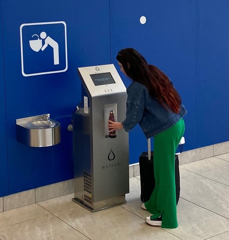 Voda bez obalu pro miliony cestujících na pražském letišti