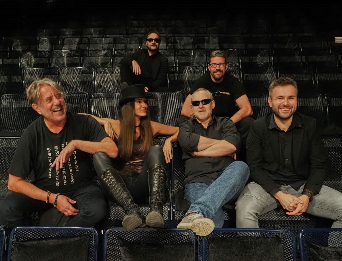 Precedens těží z vynikajícího alba Odstíny černé, ale zahraje i jako předkapela skotské kapele Nazareth