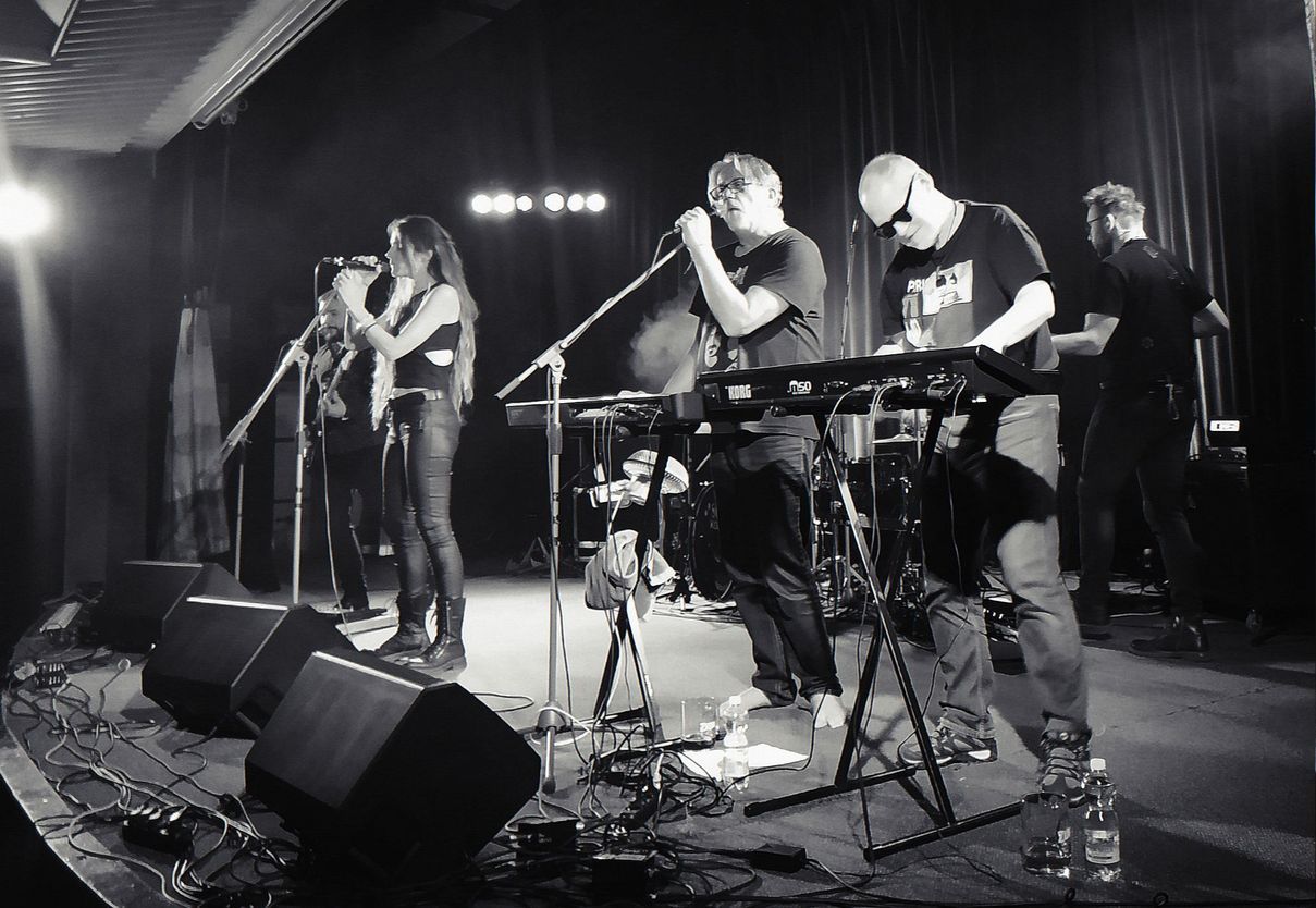 precedens-tezi-z-vynikajiciho-alba-odstiny-cerne-ale-zahraje-i-jako-predkapela-skotske-kapele-nazareth