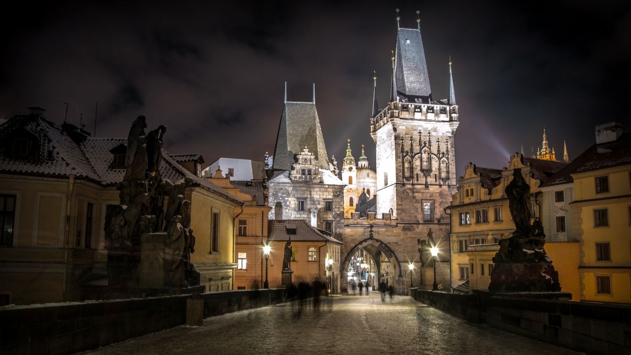 Praha patří mezi nejkrásnější města planety, je krásná, i když slunce nesvítí