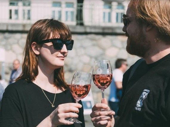 Oblíbený festival růžových vín se vrací na Rašínovo nábřeží. Svá vína představí na 30 vinařů