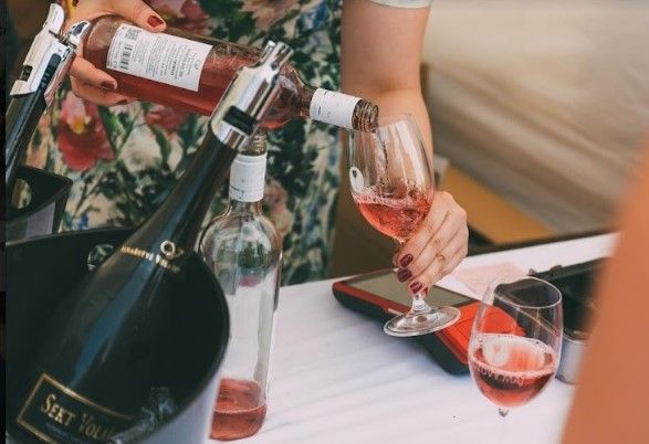 Oblíbený festival růžových vín se vrací na Rašínovo nábřeží. Svá vína představí na 30 vinařů