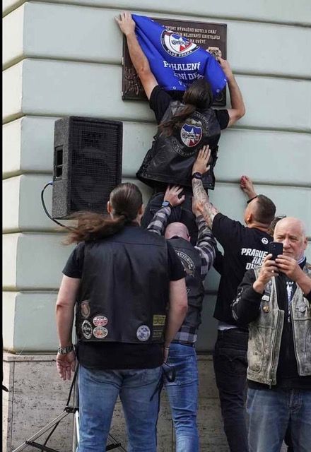 Harley-Davidson Club Praha slavnostně odhalil pamětní desku