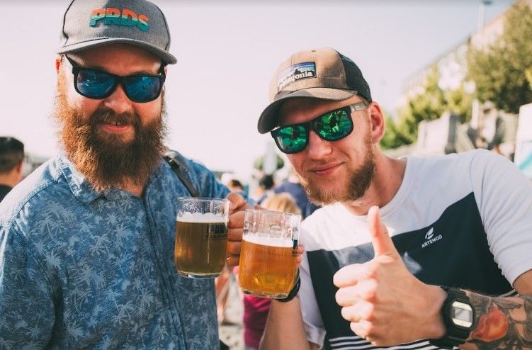 Červnový festival Pivo na Náplavce představí přes 50 minipivovarů