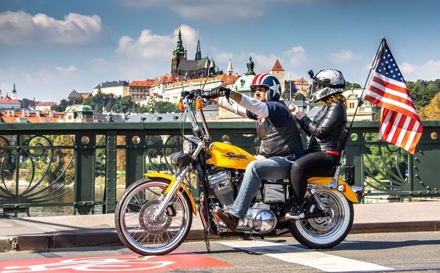 Centrem Prahy projede 800 motocyklů Harley-Davidson
