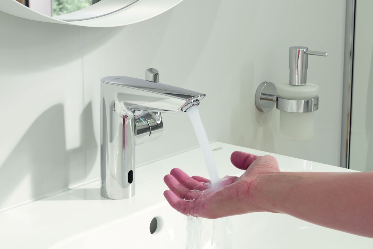 Udržitelné mytí rukou – výhody bezdotykové baterie