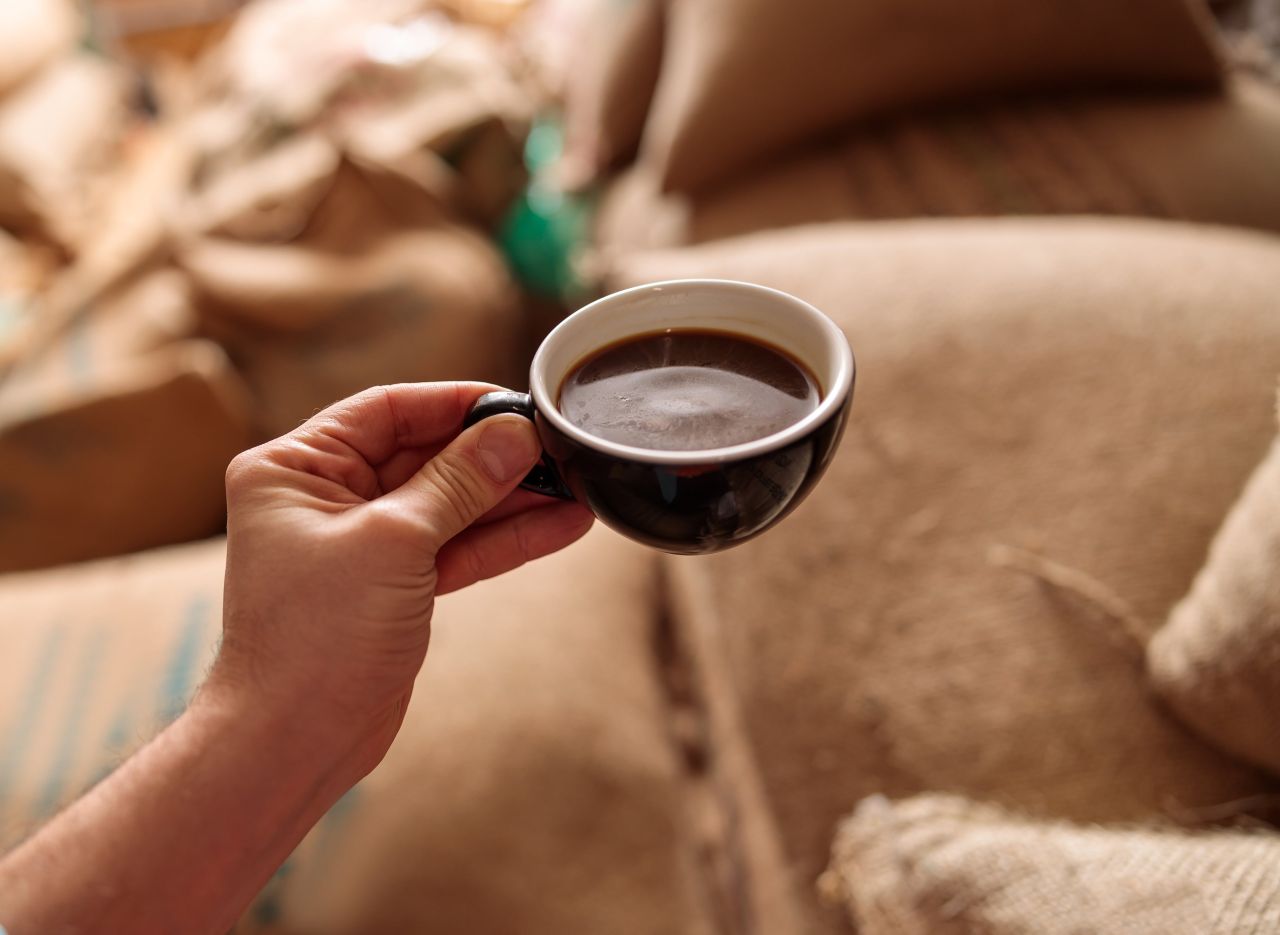 Jak ovlivňuje kofein naše tělo a co se stane, když to s jeho konzumací přeženeme?