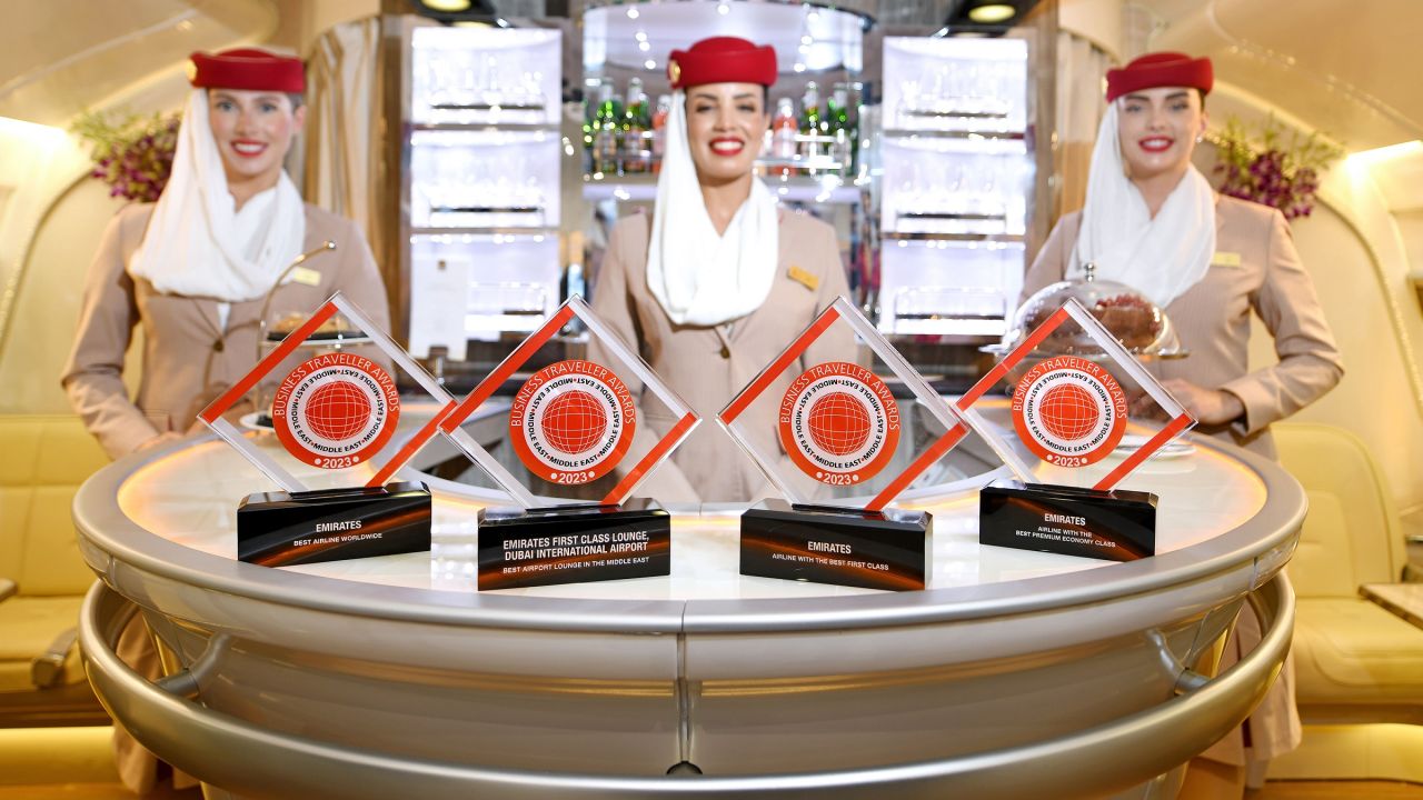 Emirates slaví čtyřnásobné vítězství v soutěži Business Traveller Awards 2023 a získává ocenění Nejlepší letecká společnost na světě