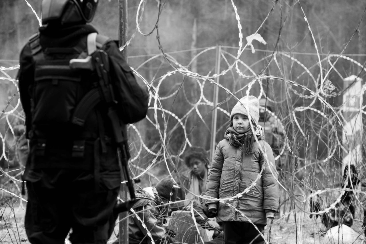 Nový film Agnieszky Holland HRANICE je něco mezi Šarlatánem a Kafkou