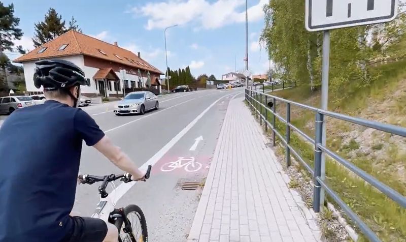 Veřejnost často netuší, jak se liší vyhrazené jízdní pruhy pro cyklisty. Změní to výuka cyklistické infrastruktury v autoškolách?