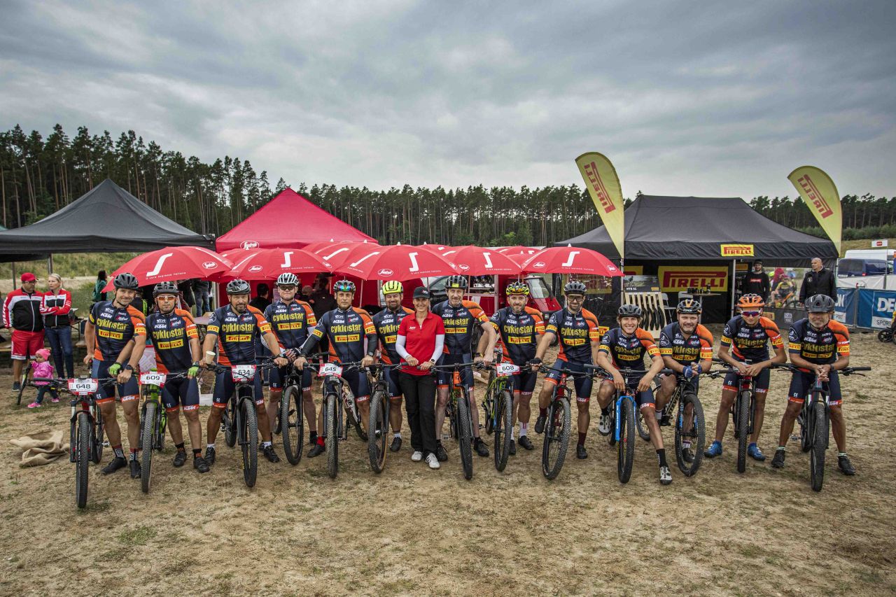 I přes nepřízeň počasí se těšil cyklistický závod Segafredo Sahara Race velkému zájmu veřejnosti