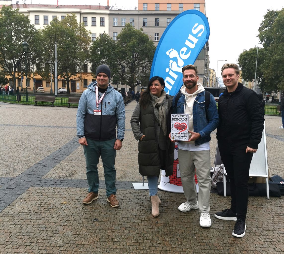 Nový český rekord – nejvíce svázaných studentů tkaničkami od bot!