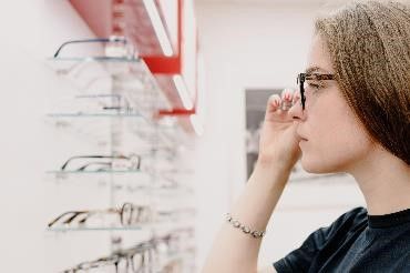 Poradíme vám, jak můžete ušetřit při nákupu brýlí