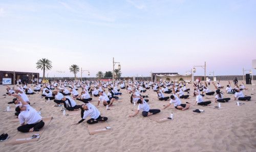 Guinnessův světový rekord pokořen: V dubajské poušti cvičilo jógu 144 národností najednou