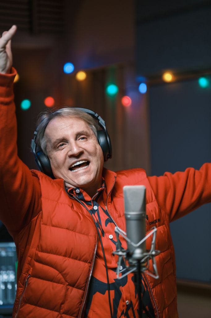 Feliz Navidad. To přeje všem Gabriel Grillotti, italský zpěvák milující Prahu