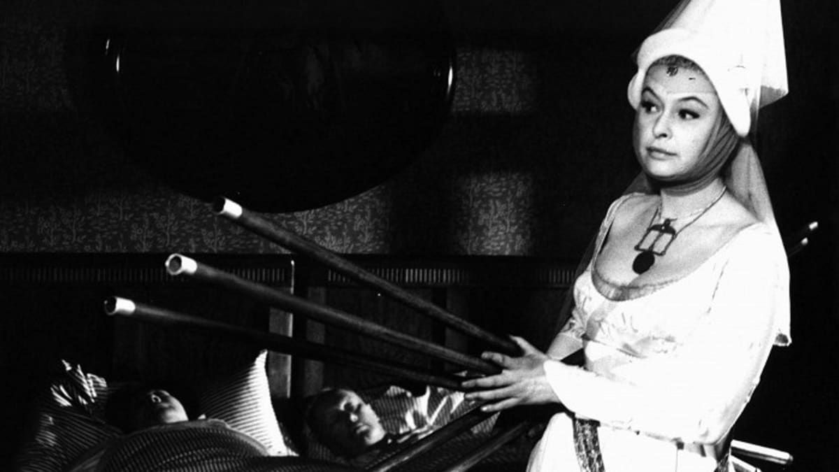 Legendární film Bílá paní je černobílý, ale barvitý a chytře napsaný, režírovaný i zahraný