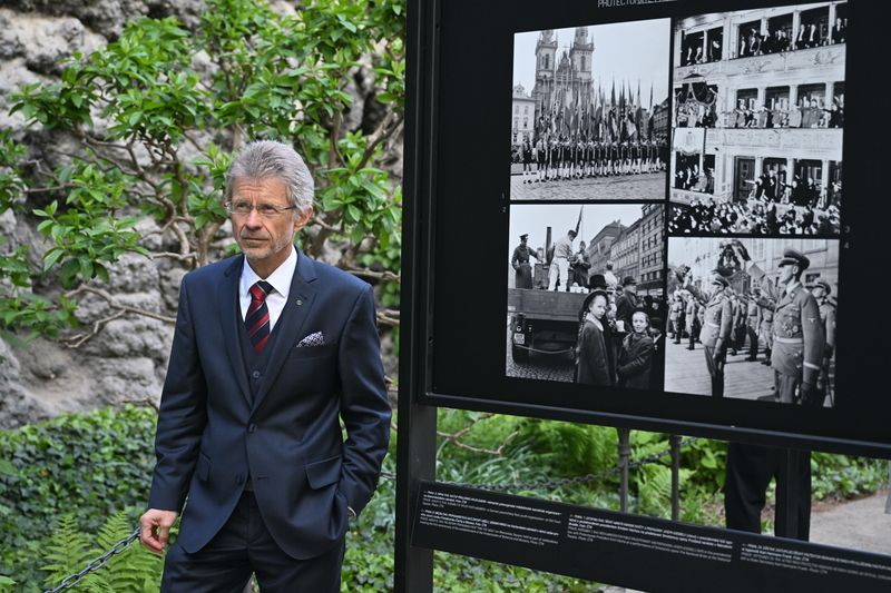 Vystrčil zahájil ve Valdštejnské zahradě fotografickou výstavu ČTK Válečné okamžiky