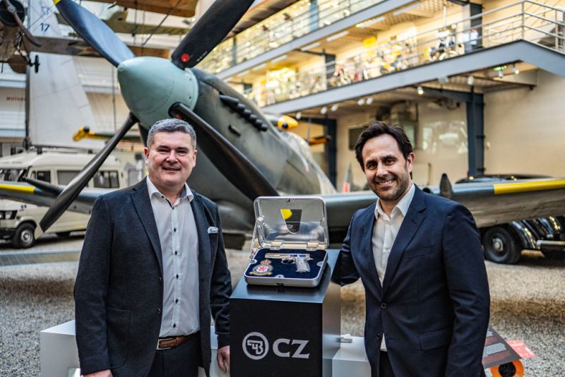 Limitovaná edice CZ 75 RAF vzdává hold československým letcům v Royal Air Force