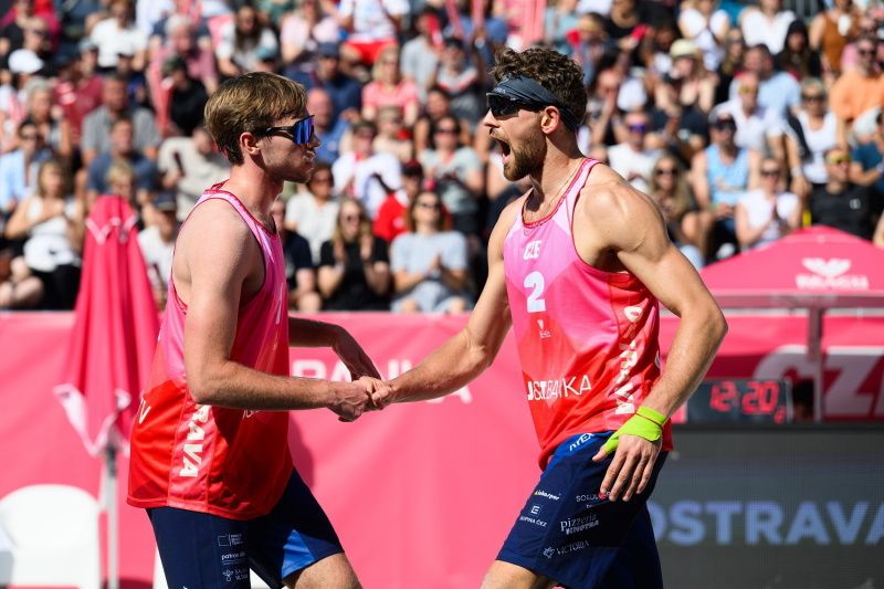 Česko žilo beachvolejbalem. Perušič a Schweiner vybojovali na J&T Banka Ostrava Beach Pro bronz