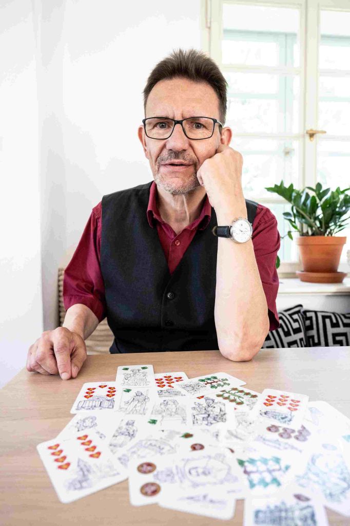 Košíře na kartách. Jedinečná série hracích karet spojuje historii, legendy i umění