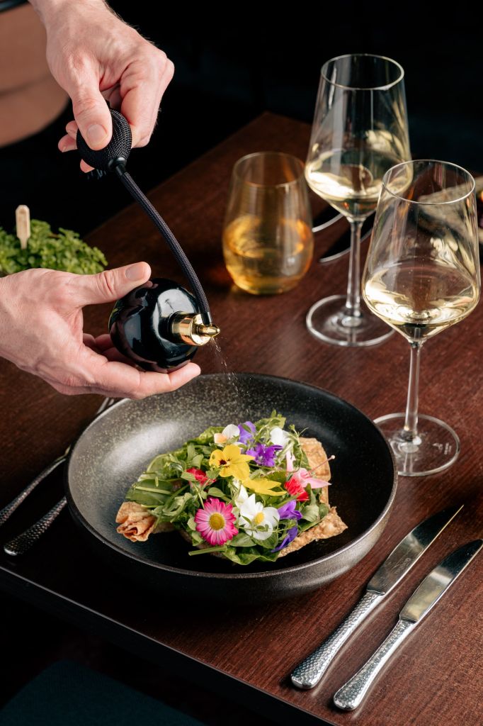 Letní menu restaurace The Artisan zve na cestu plnou chutí, vůní a sezónních inspirací