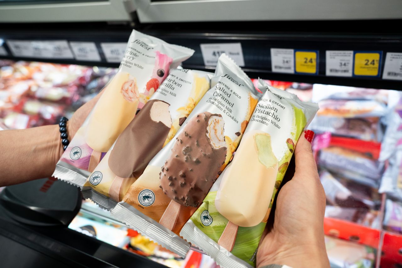 Češi milují zmrzlinu. Tesco rozšiřuje nabídku, láká na luxusní Tesco Finest i bio a veganské novinky