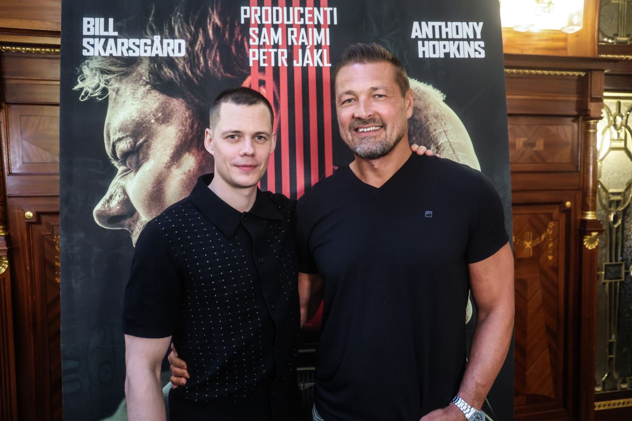 Thriller V pasti s Hopkinsem a Skarsgårdem ovládl před několika dny svět streamingu