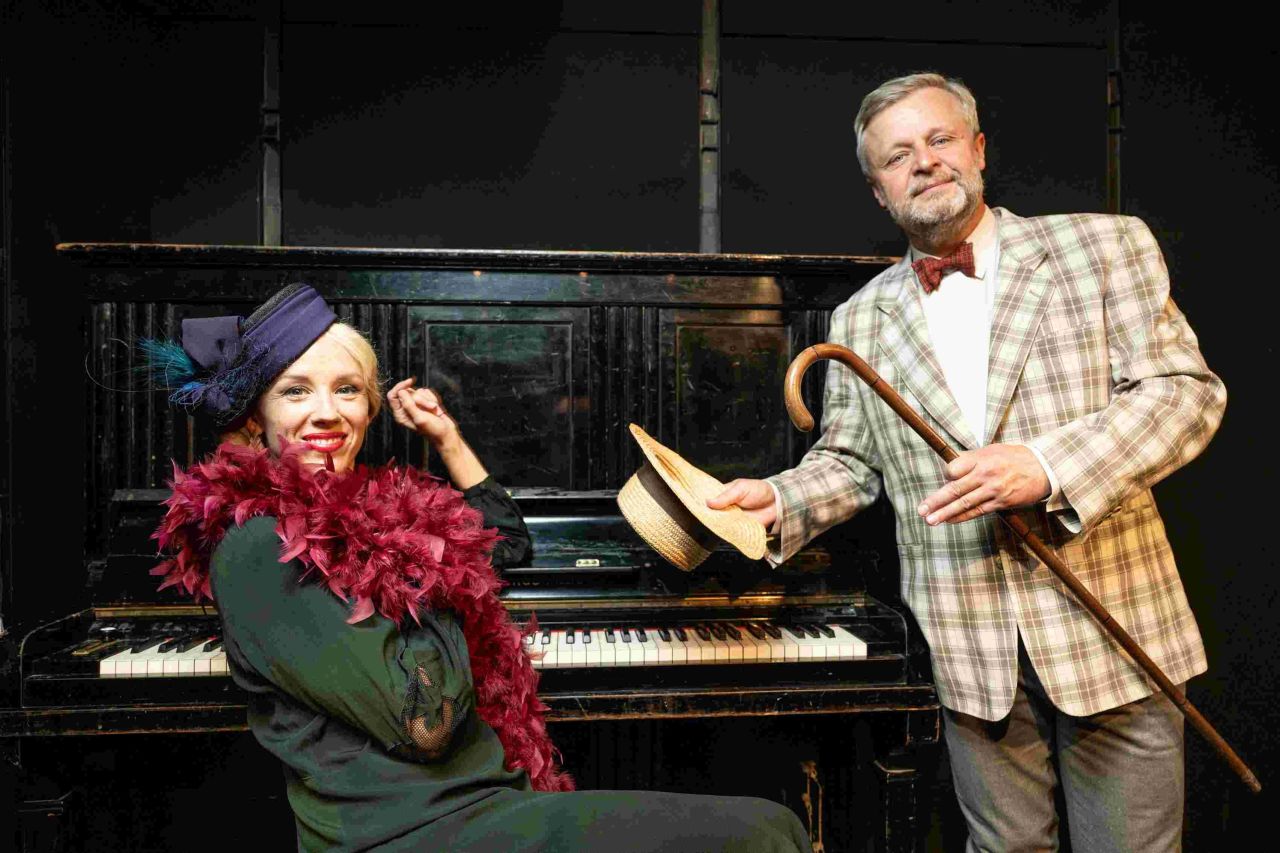 Kabaret Viola navazuje na tradici kabaretů první republiky. Láká na živou hudbu a herecké osobnosti