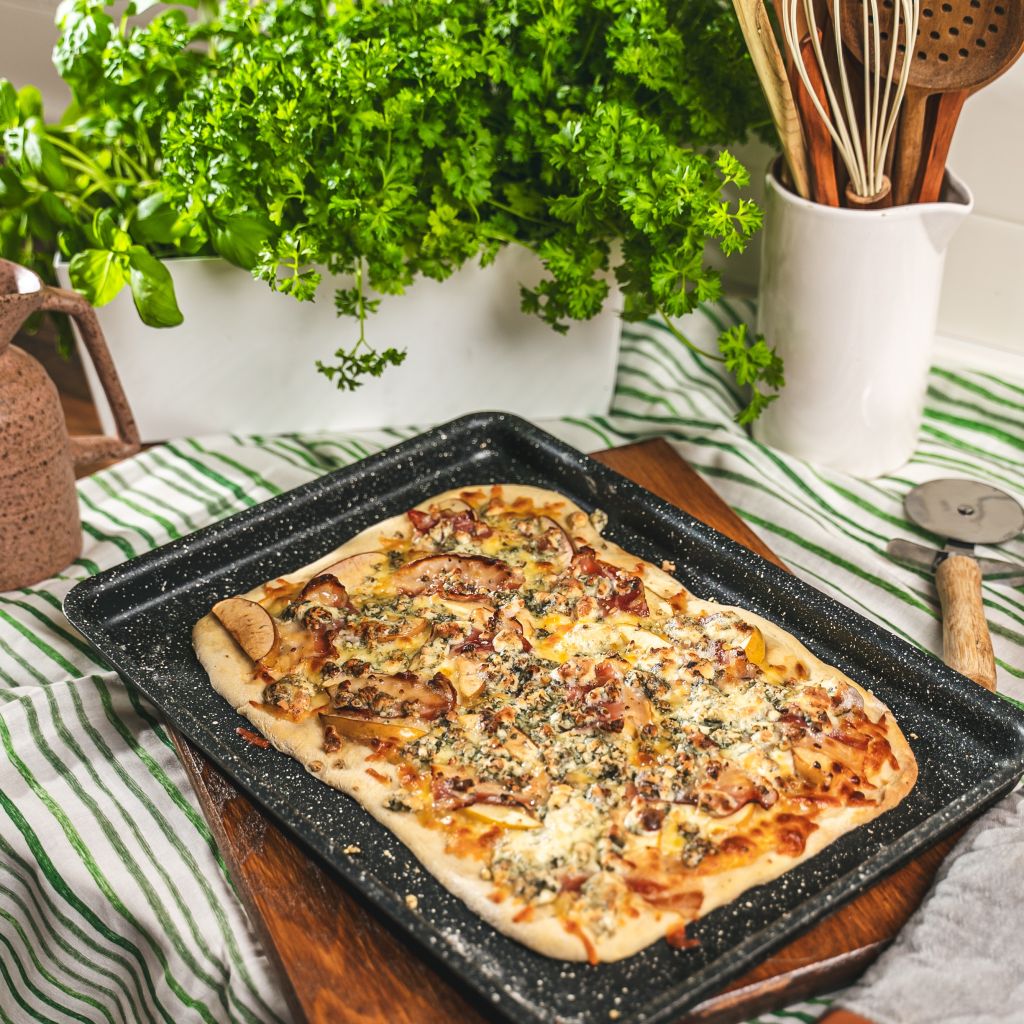 Kombinace, která vládne podzimu: pizza s modrým sýrem, jablky a slaninou
