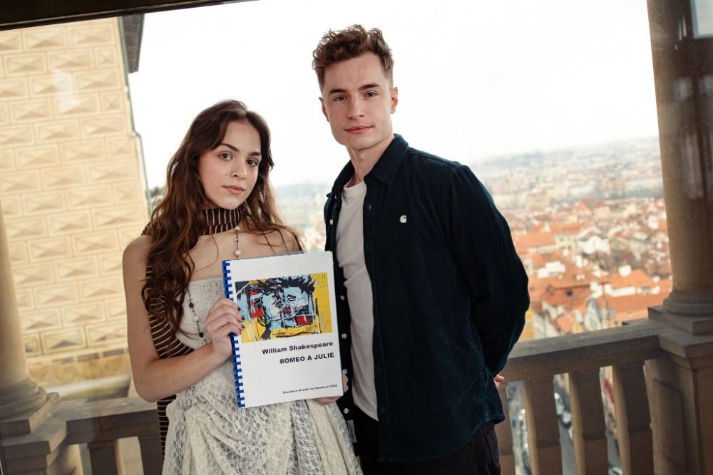 Švandovo divadlo uvede Romea a Julii s Oskarem Hesem a Anetou Kalertovou