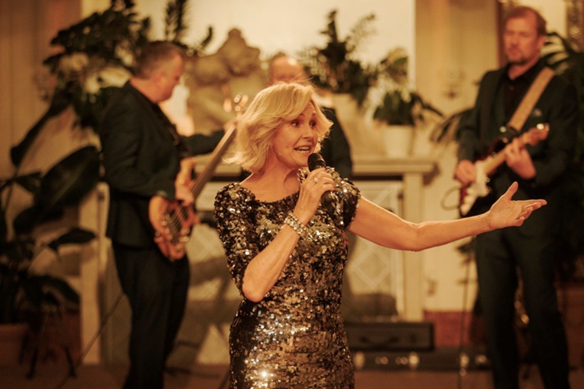 Víte, v kolika filmech hrála a zpívala Helena Vondráčková před novou komedií Šviháci?