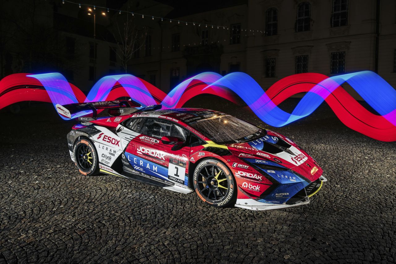 Mičánek Motorsport představil film a podpořil Dům pro Julii