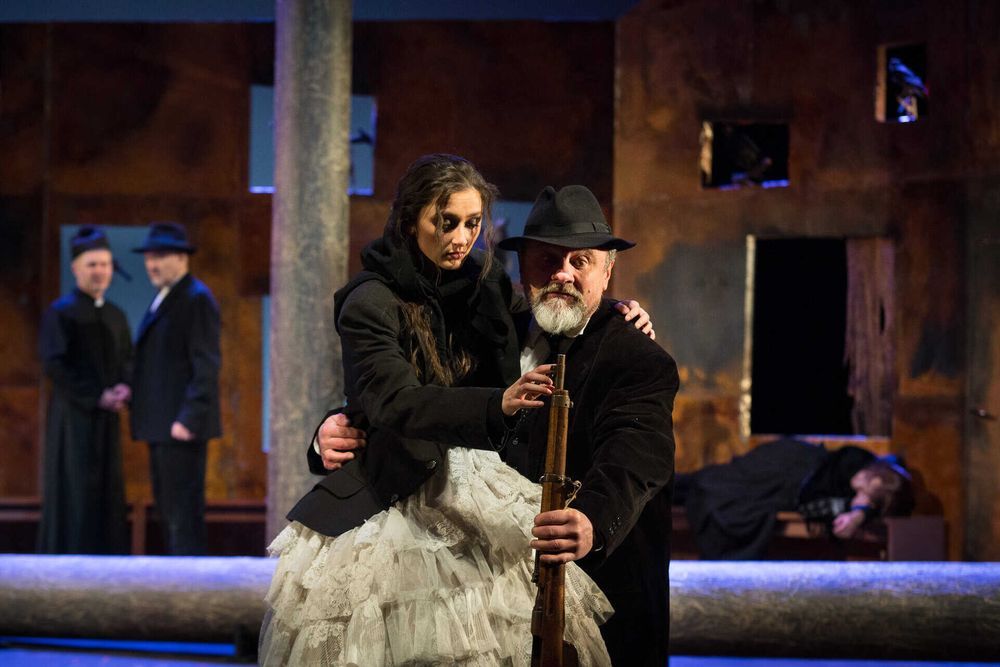 Zlínská inscenace Tiše buší Ploština prokazuje divadelní invenci a interpretační celistvost