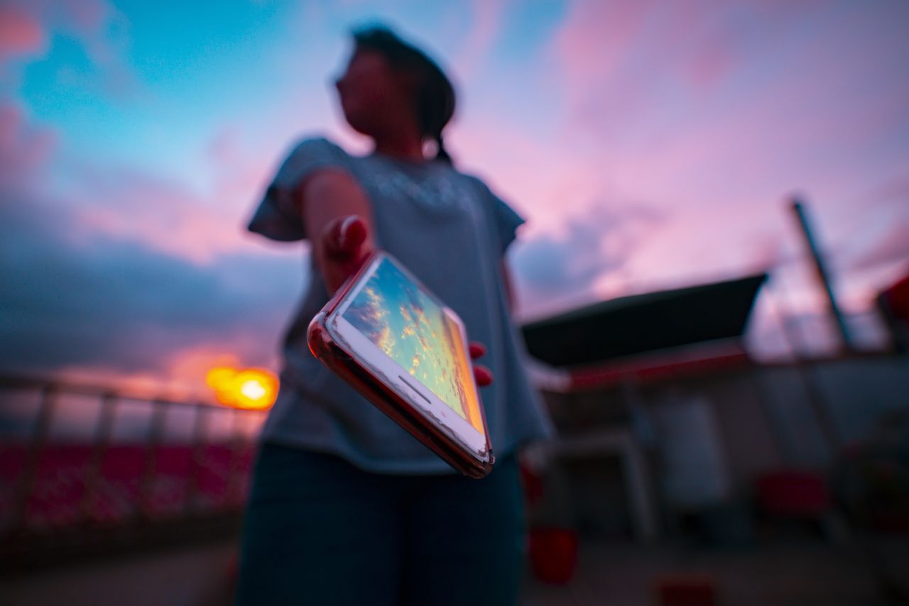 Když se veřejný prostor mění v digitální výkladní skříň. Evropané přiznávají, že na cizích displejích vidí víc, než by měli