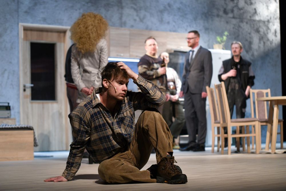 Bořiny za břehem mají mysteriózní atmosféru a neokorale poukazují na různé podoby zla