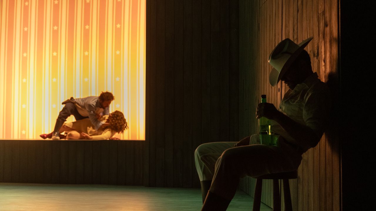 Bažiny, tajemství a černý humor. Švandovo divadlo chystá premiéru Ukrutně šťastni