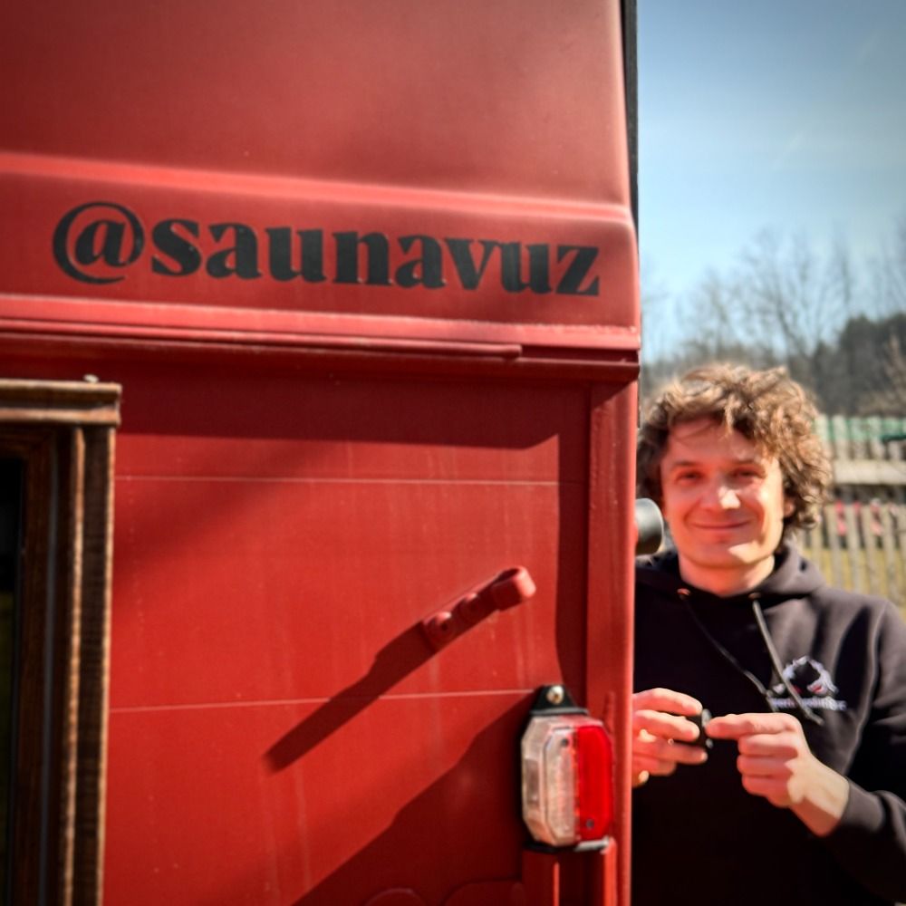 Sauna pro jednoho a půl koně. Koňský přívěs, který se změnil v mobilní wellness zážitek