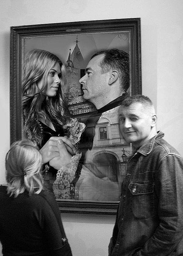 Co skrývá slavný úsměv, o tom jsou fotografie Roberta Rohála v holešovské kavárně Pepe