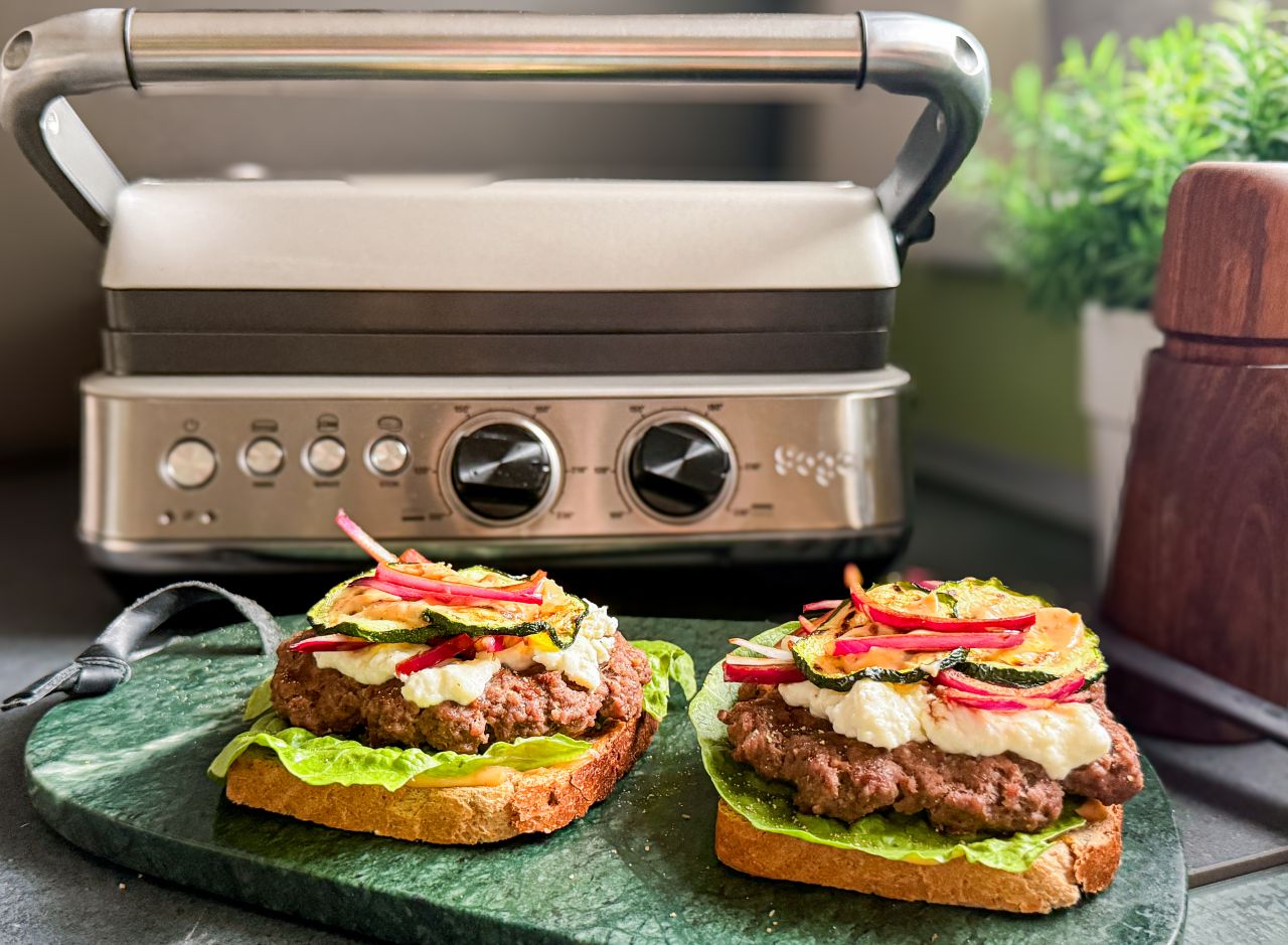 Letní burger ve středomořském stylu s fetou a grilovanou cuketou