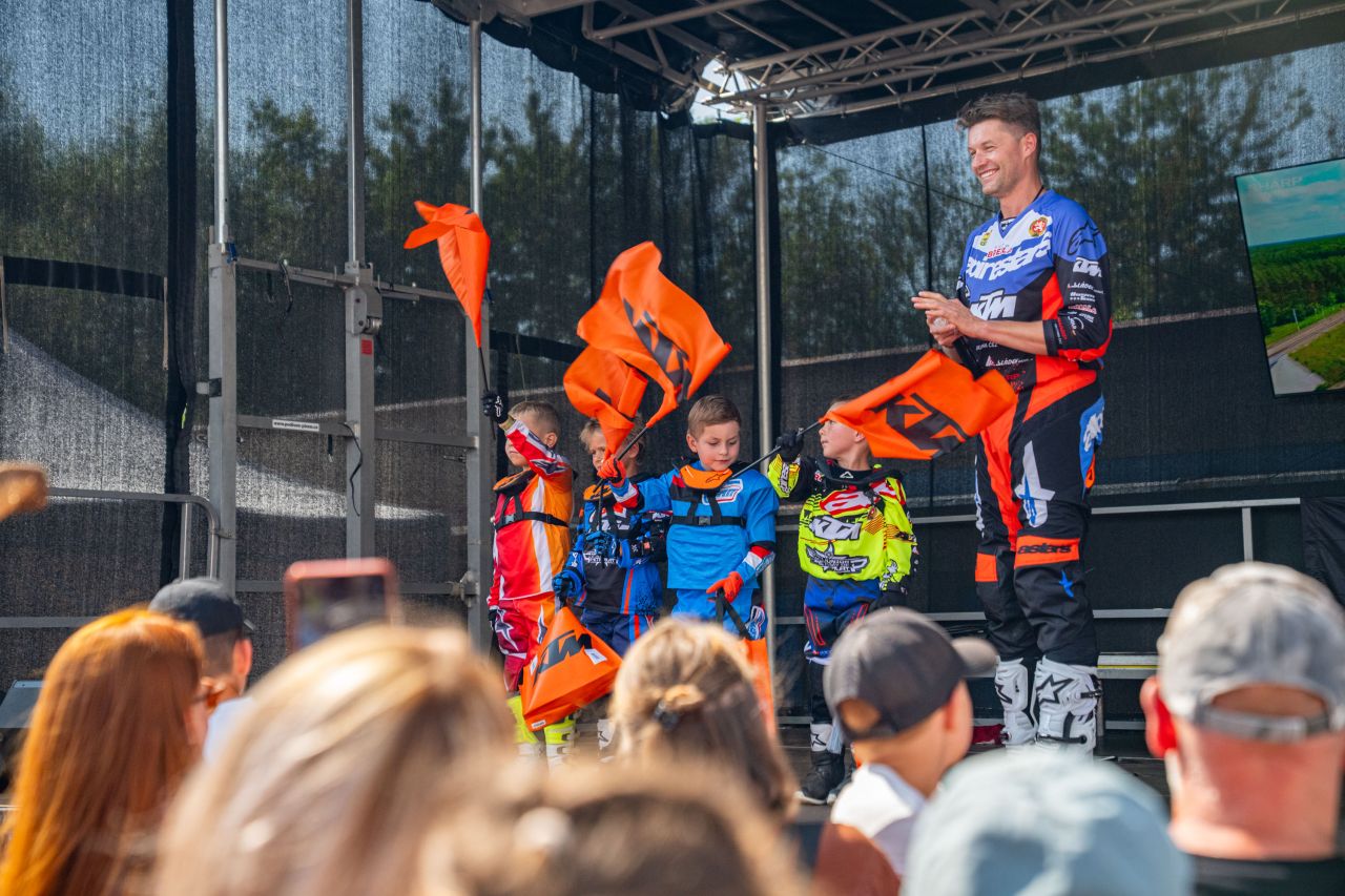 Když se nebe otevře pro motorky i akrobaty. Pilníkovo pozdní odpoledne slaví 20 let