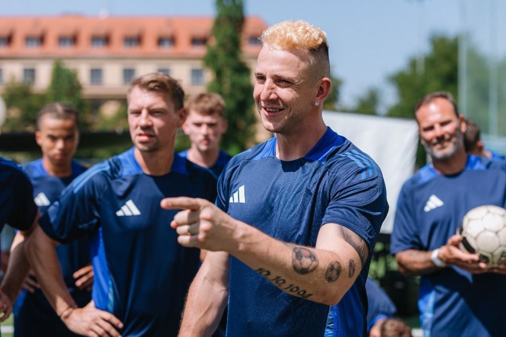 Vyšehrad se vrací ke kořenům. TŘY startuje jako velká závěrečná miseVyšehrad se po letech znovu probouzí. Začalo natáčení filmu Vyšehrad TŘY, závěrečného dílu trilogie, která přivedla do kin více než 1,25 milionu diváků a z fotbalového bouřliváka Julia „L