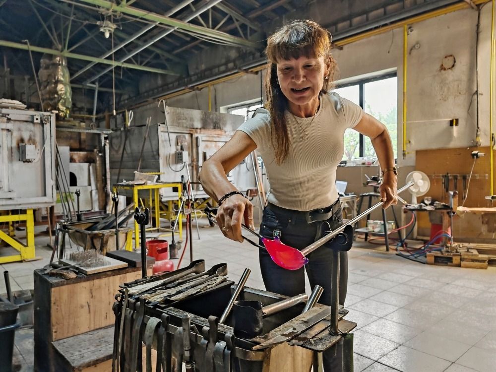 Kde sklo vypráví své příběhy: živé řemeslo, historické poklady i krajina se stopami hutí