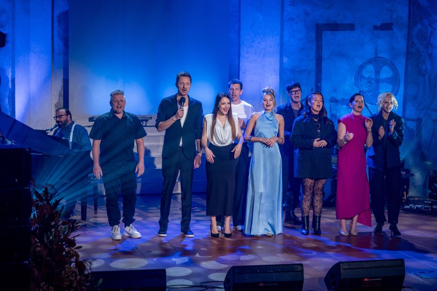 Křest kalendáře i silné momenty. Benefiční večer ALSA přinesl víc než jen hudbu