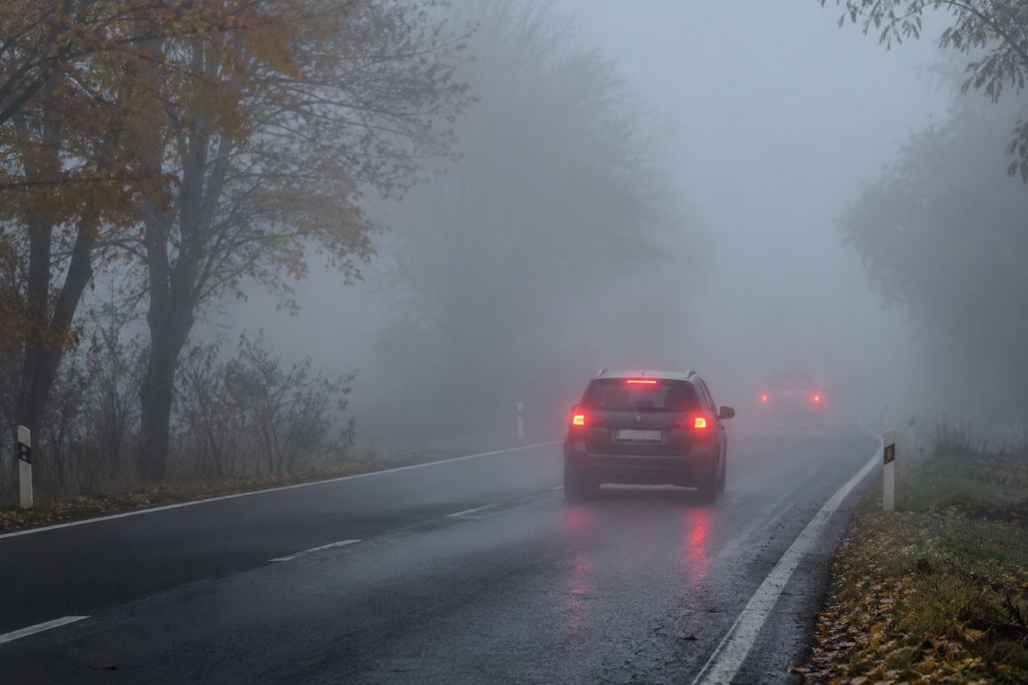 Podzimní plískanice komplikují život řidičům: V listopadu přibývá nehod v mlze, v prosinci se téměř čtyři z deseti stávají na mokru