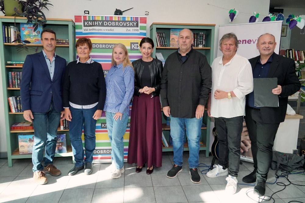 Písničky, vzpomínky a nové knihy. Standa Hložek potěšil obyvatele Alzheimer Home Senevida