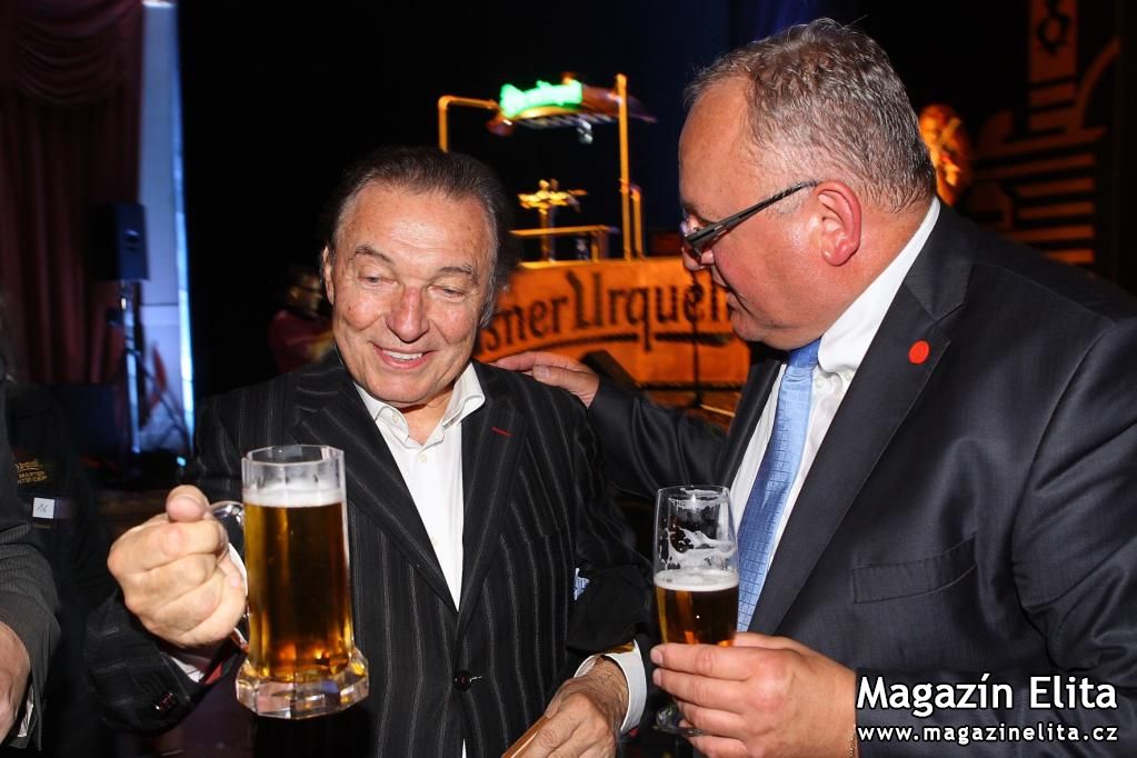 KAREL GOTT ZÍSKAL TITUL ČESTNÝ ZNALEC PIVA PILSNER URQUELL