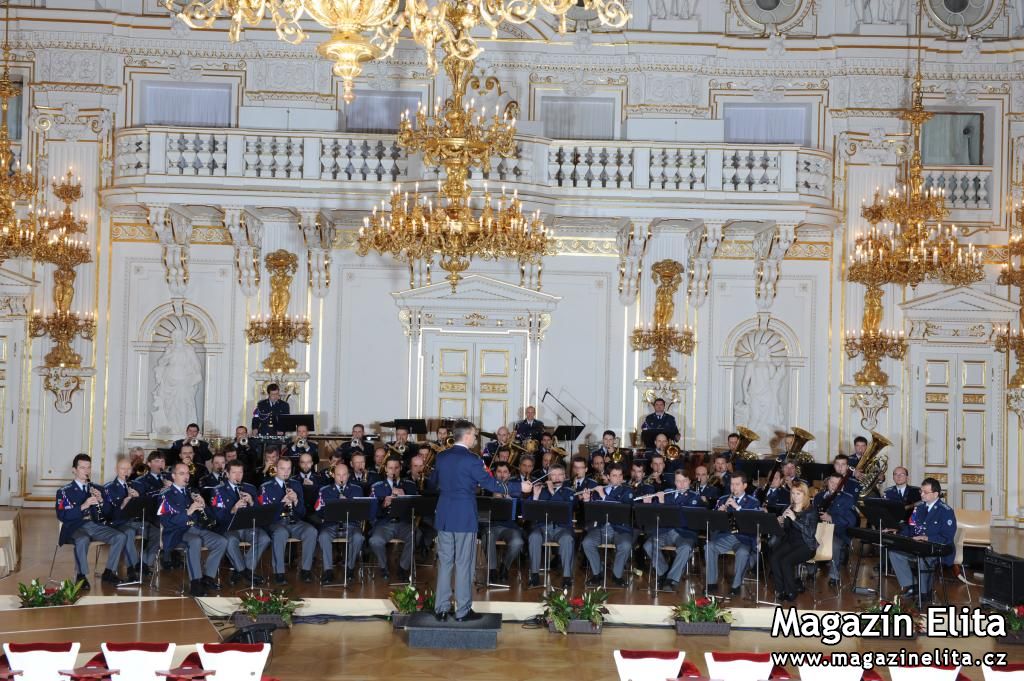 PODPOŘME DAROVÁNÍ KOSTNÍ DŘENĚ S HUDBOU HRADNÍ STRÁŽE A POLICIE ČESKÉ REPUBLIKY