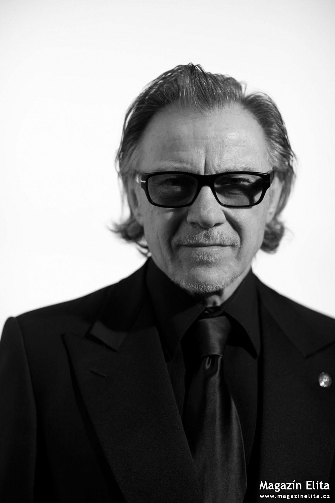 HARVEY KEITEL ZTVÁRNÍ KNĚZE V NABARVENÉM PTÁČETI