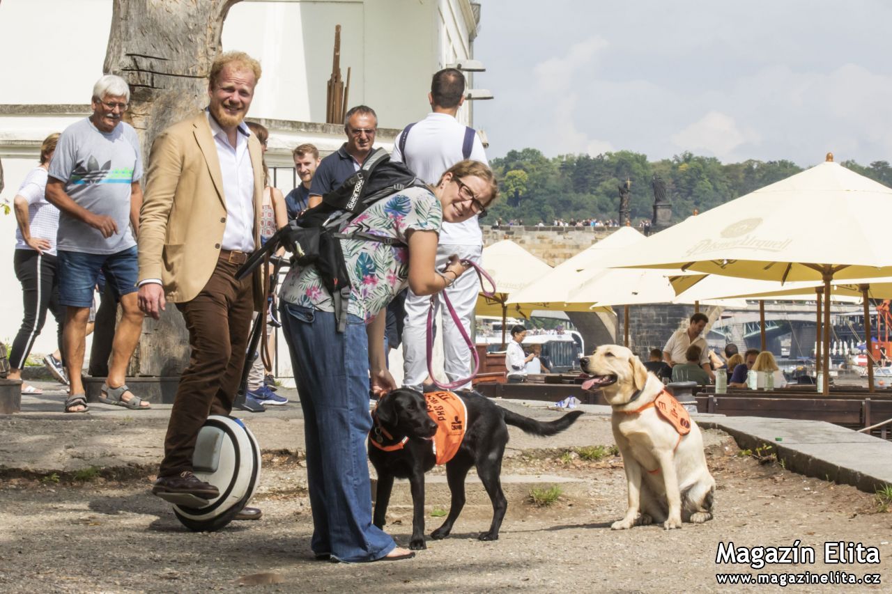 Nový charitativní kalendář Mathildy je tradičně spojen s osobnostmi a vodícími psy